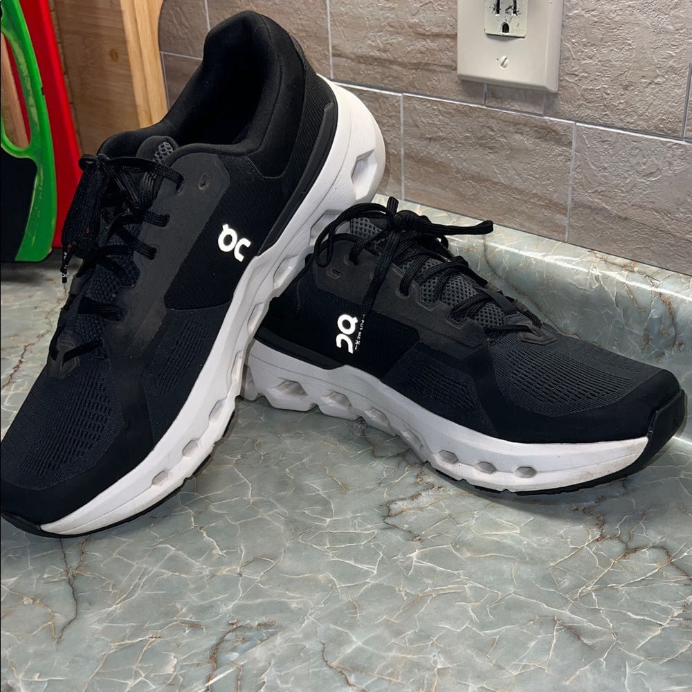 On Running Men's Black and White Athletic Shoes 12 WIDE EUC